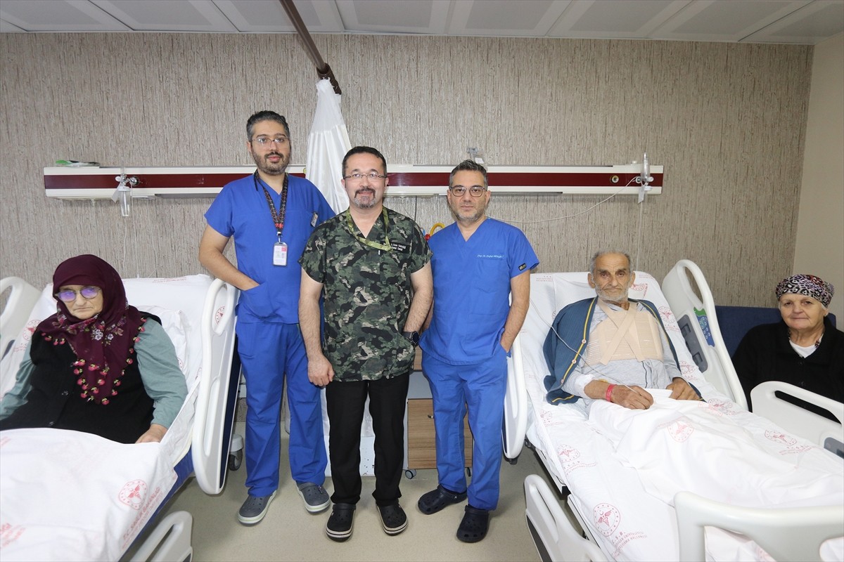 Rize'de, 65 yaşındaki Müsayet Okumuş (solda) ve 70 yaşındaki ağabeyi Ordigan Özgen (sağ 2) aynı...