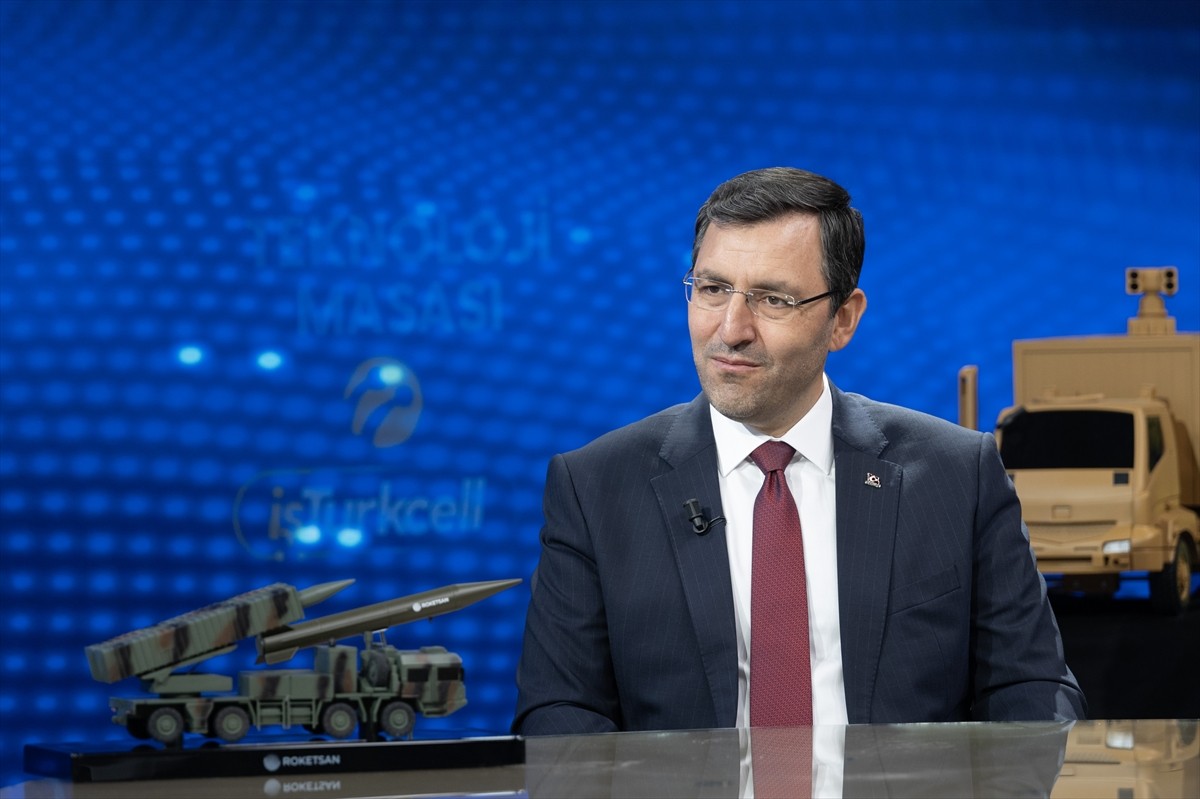 ROKETSAN Genel Müdürü Murat İkinci (sağda), Turkcell'in katkılarıyla hazırlanan Anadolu Ajansı...