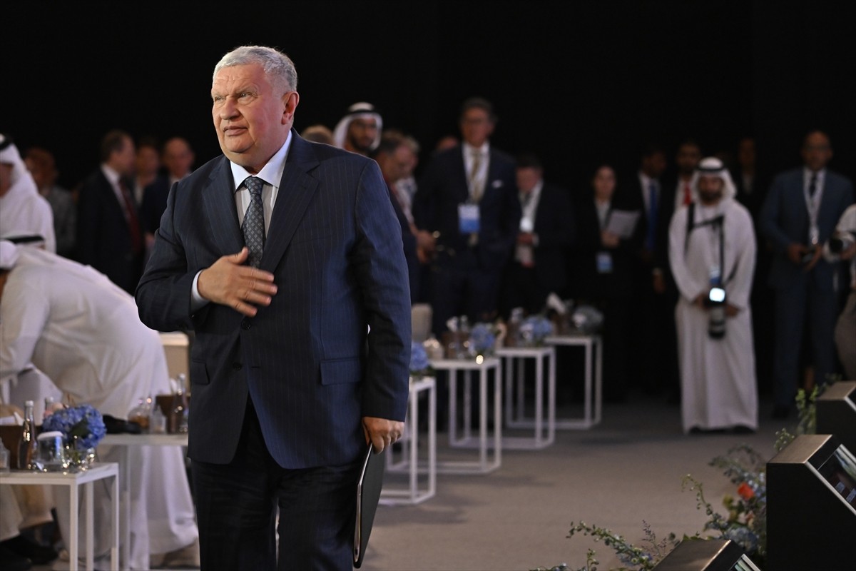 Rusya'nın en büyük petrol şirketi Rosneft'in Üst Yöneticisi (CEO) İgor Seçin, Birleşik Arap...