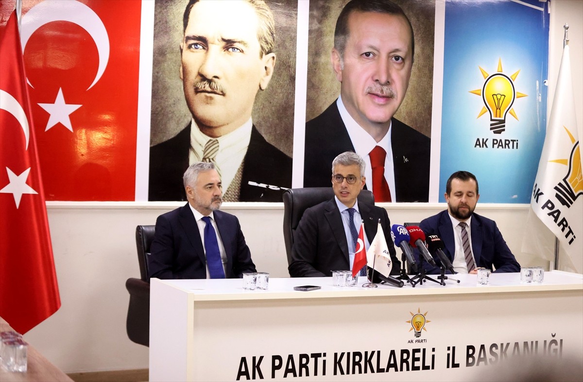 Sağlık Bakanı Kemal Memişoğlu, AK Parti Kırklareli İl Başkanlığı'nda partililerle bir araya geldi....