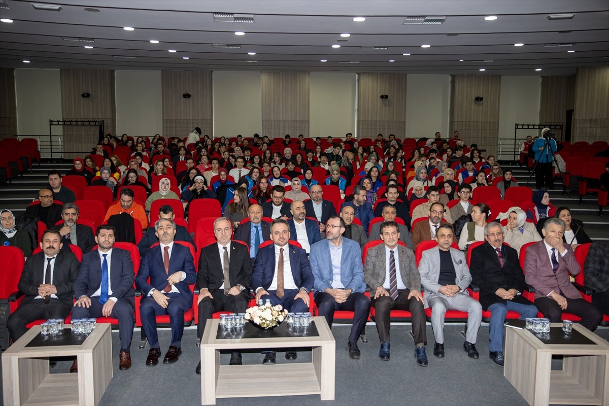 Sakarya'da Gençlik ve Spor Bakanlığınca "Gençlik Politika Belgesi Vizyon Çalıştayı" yapıldı....