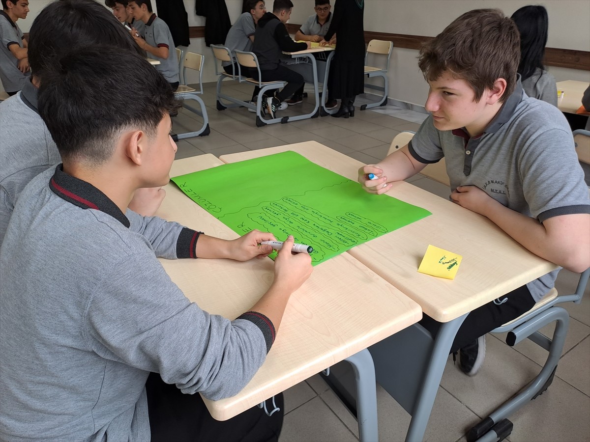 Sakarya'da hayata geçirilen "Akran Dayanışması" projesiyle öğrenciler örnek davranış modellerine...