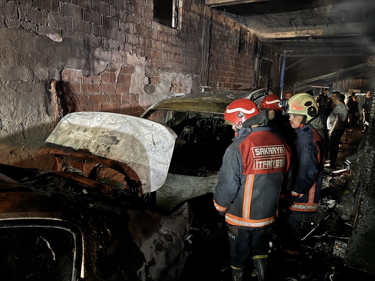 Sakarya'nın Adapazarı ilçesinde garajda park halindeyken yangın çıkan hafif ticari araç...