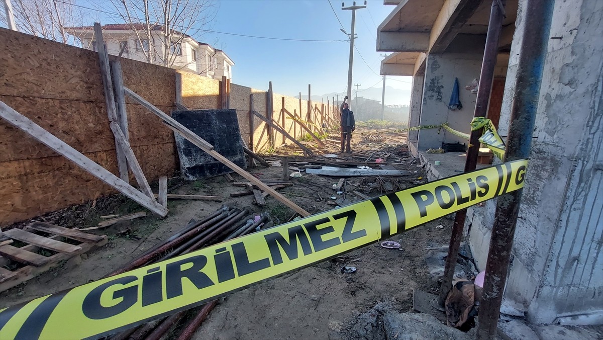 Sakarya'nın Akyazı ilçesinde çalıştığı inşaatta elektrik akımına kapılarak 3. kattan düşen işçi...