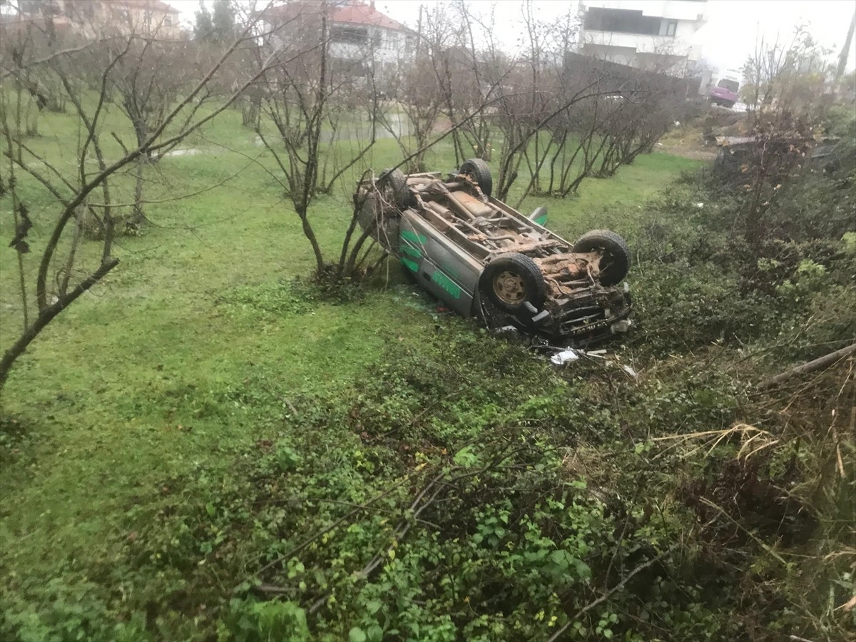 Sakarya'nın Akyazı ilçesinde devrilen kamyonetteki 5 kişi yaralandı.