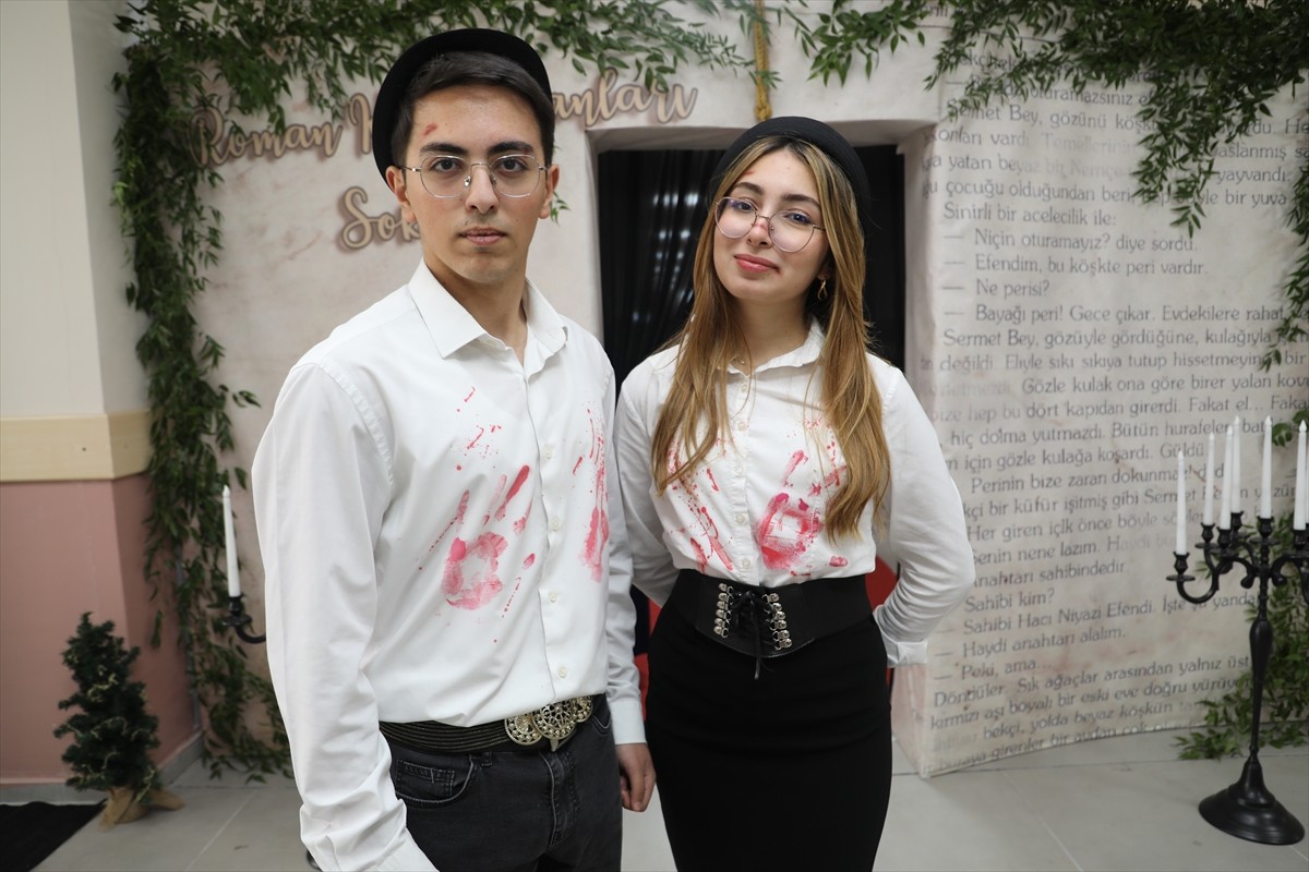 Sakarya'nın Karasu ilçesinde lise öğrencileri, sevilen roman karakterlerinin kostümlerini giyerek...