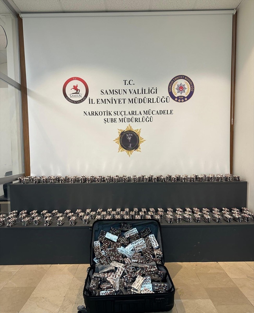 Samsun'un Canik ilçesinde düzenlenen uyuşturucu operasyonunda 26 bin 160 sentetik ecza hapı ele...