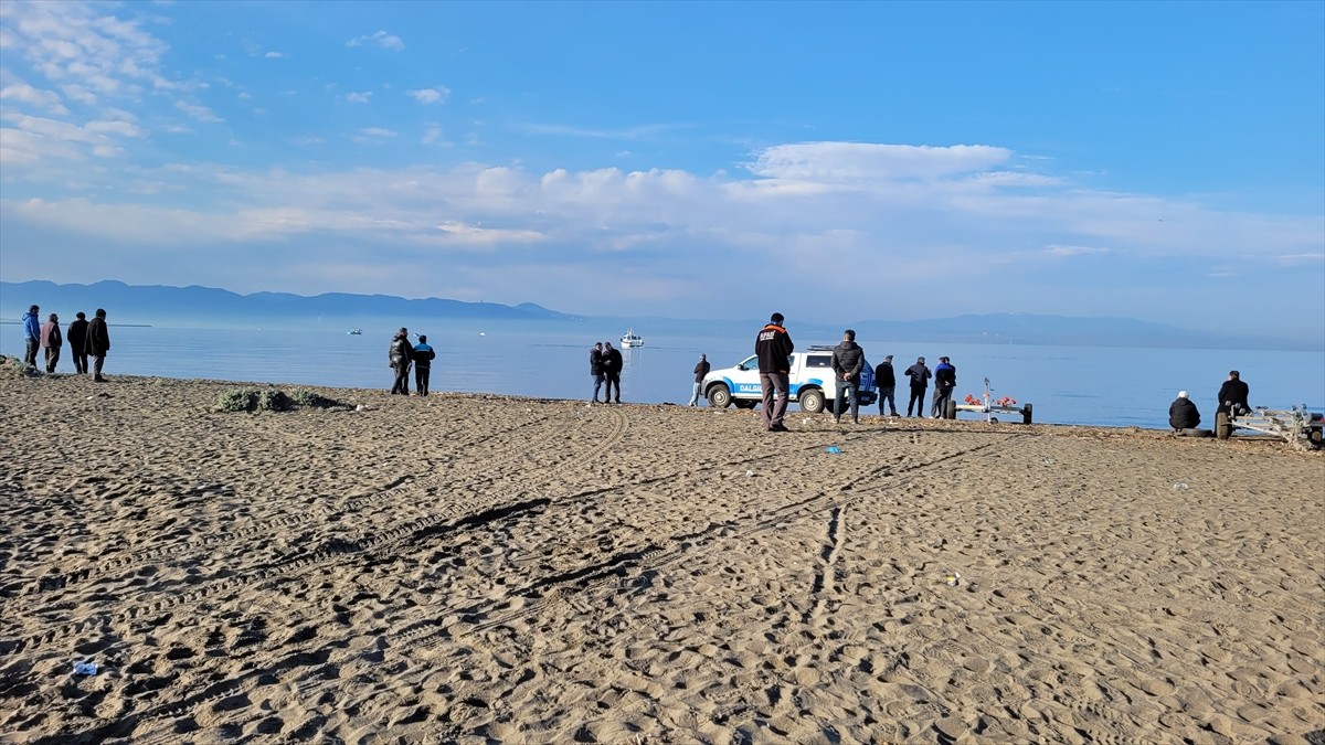 Samsun'un Çarşamba ilçesinde tekneyle açıldıkları denizde kaybolan iki balıkçının bulunması için...