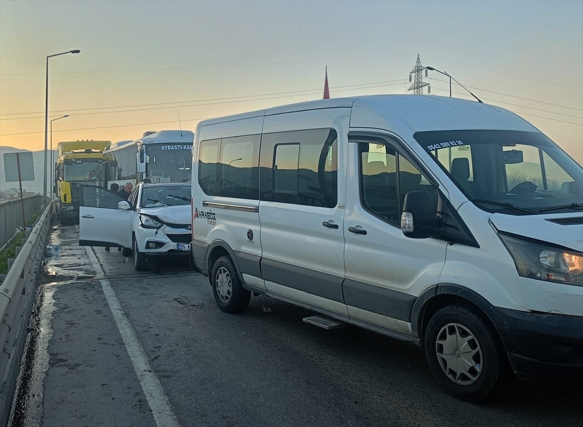 Samsun'un Tekkeköy ilçesinde 5 aracın karıştığı trafik kazasında 3 kişi yaralandı.