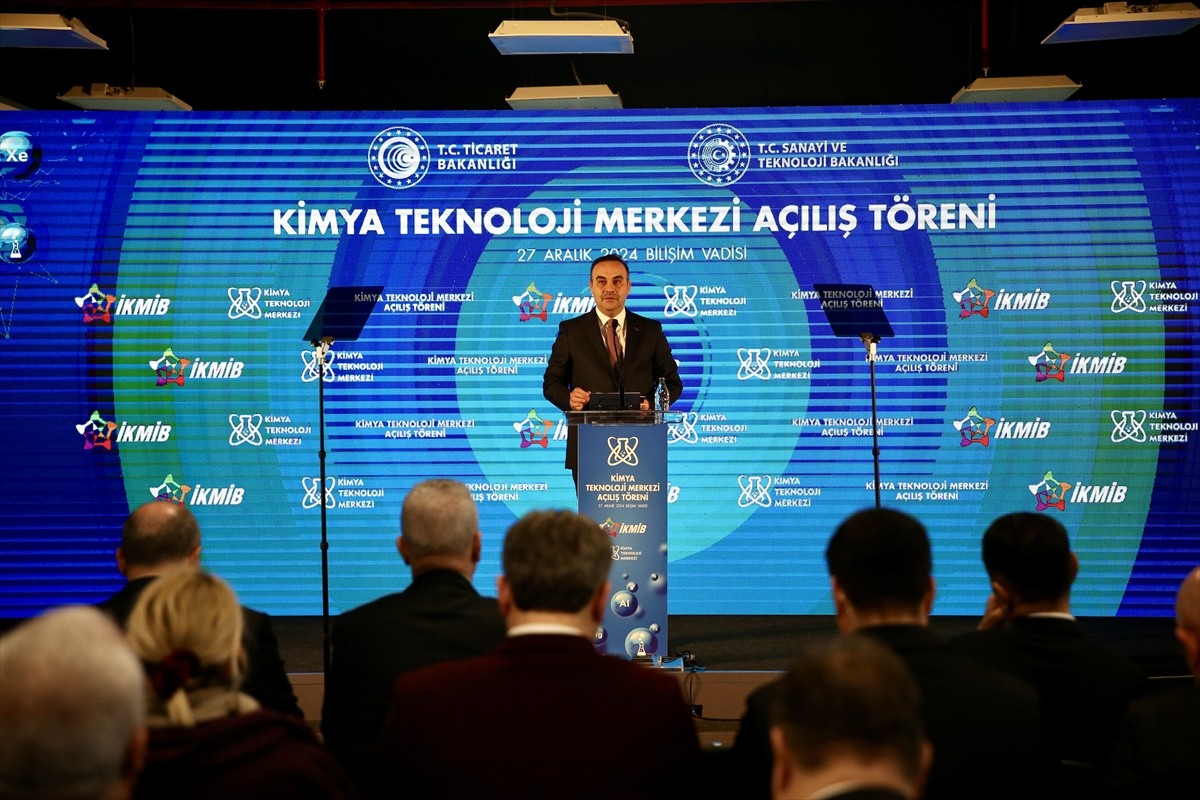 Sanayi ve Teknoloji Bakanı Mehmet Fatih Kacır (ortada) ve Ticaret Bakanı Ömer Bolat (sağda)...