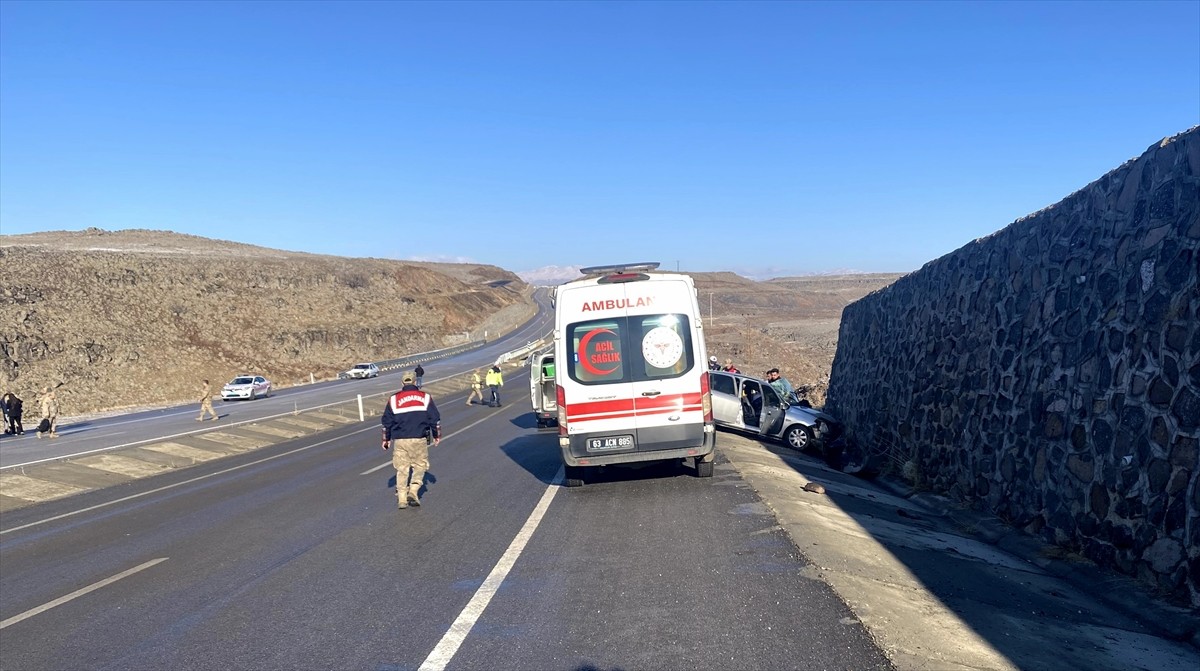 Şanlıurfa'nın Siverek ilçesinde otomobilin istinat duvarına çarpması sonucu 1 kişi öldü, 1 kişi...