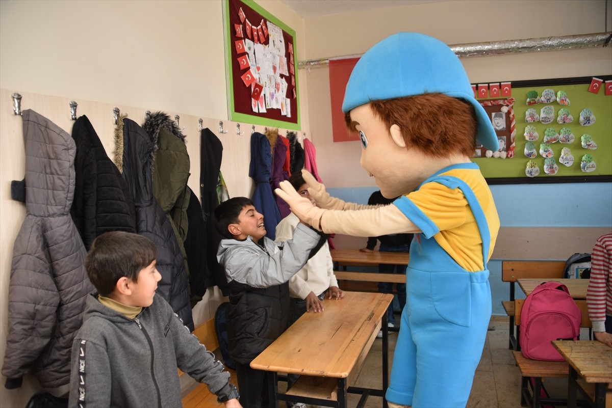 Şanlıurfa'nın Siverek ilçesinde Türkiye Gençlik Vakfı (TÜGVA) ve bir pizza işletmecisi tarafından...