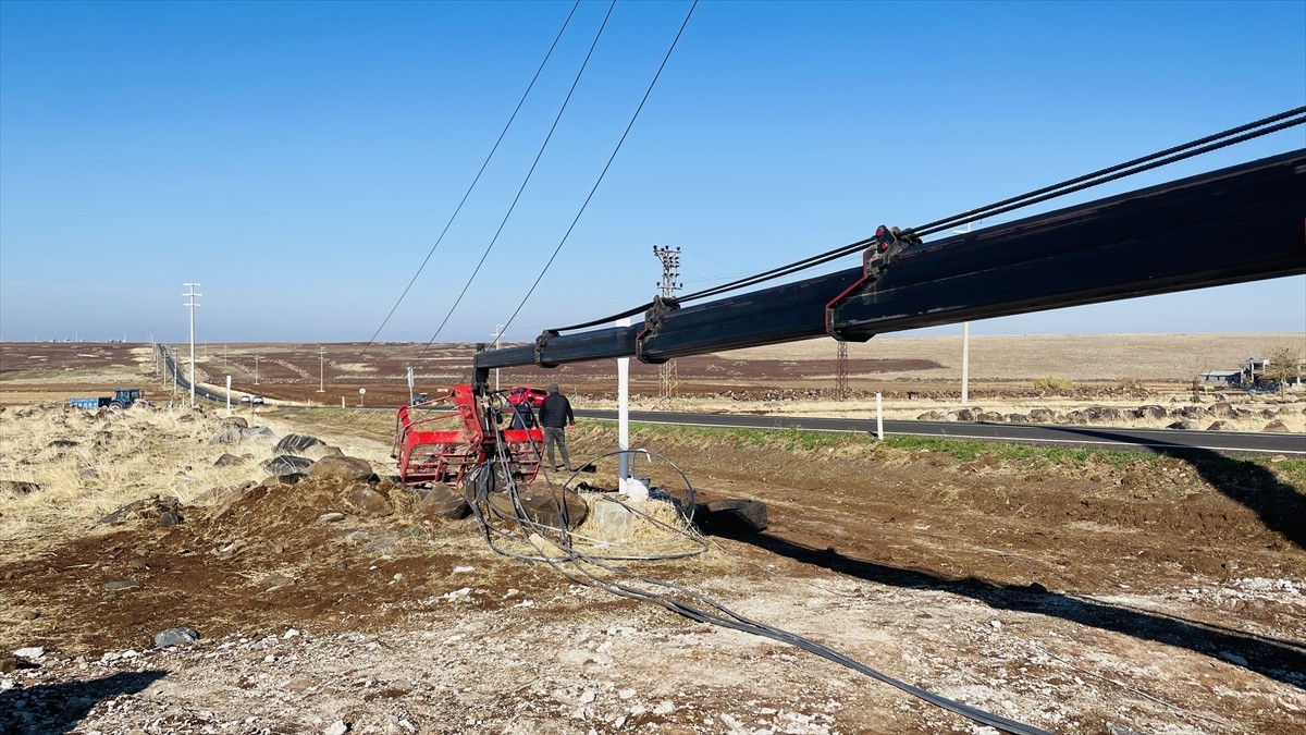 Şanlıurfa'nın Siverek ilçesinde vincin devrilmesi sonucu 1 kişi hayatını kaybetti, 1 kişi ağır...