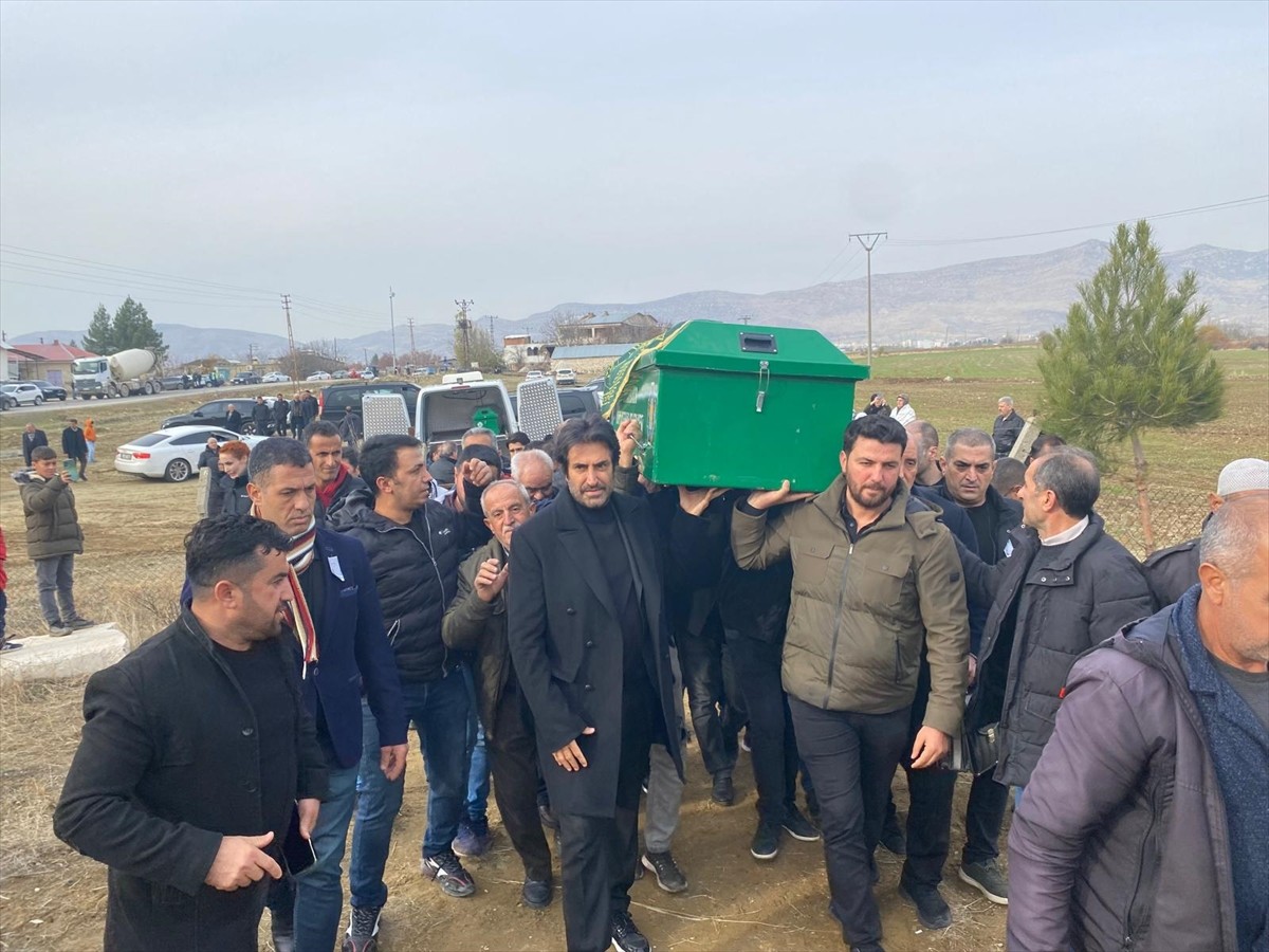 Sinemacı ve müzisyen Mahsun Kırmızıgül'ün annesi Faike Arık'ın cenazesi Diyarbakır'da toprağa...