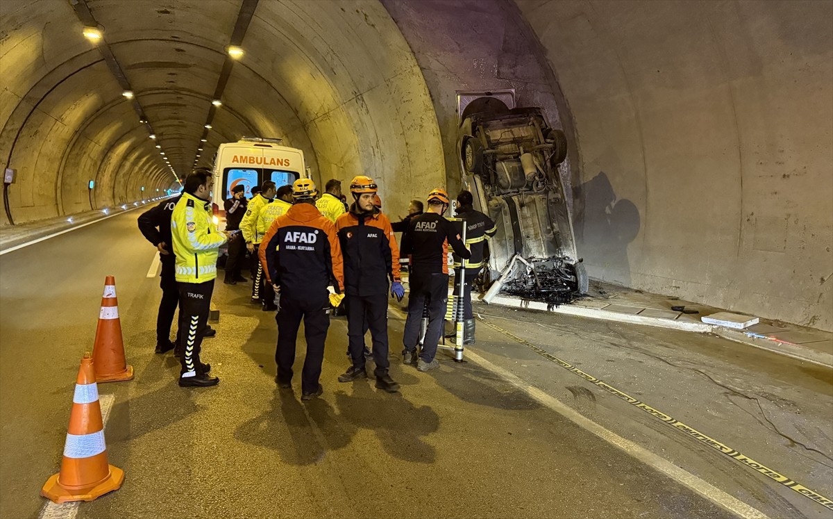Sinop'ta, tünel içinde duraklama cebinin duvarına çarpan kamyonetin sürücüsü yaşamını yitirdi....