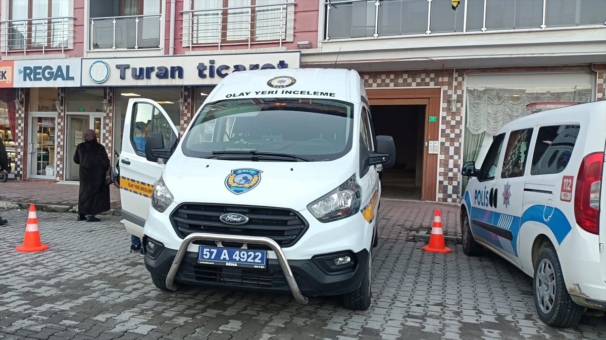 Sinop'un Erfelek ilçesinde apartmanın üçüncü katındaki balkondan ikinci kattaki balkona düşen kişi...