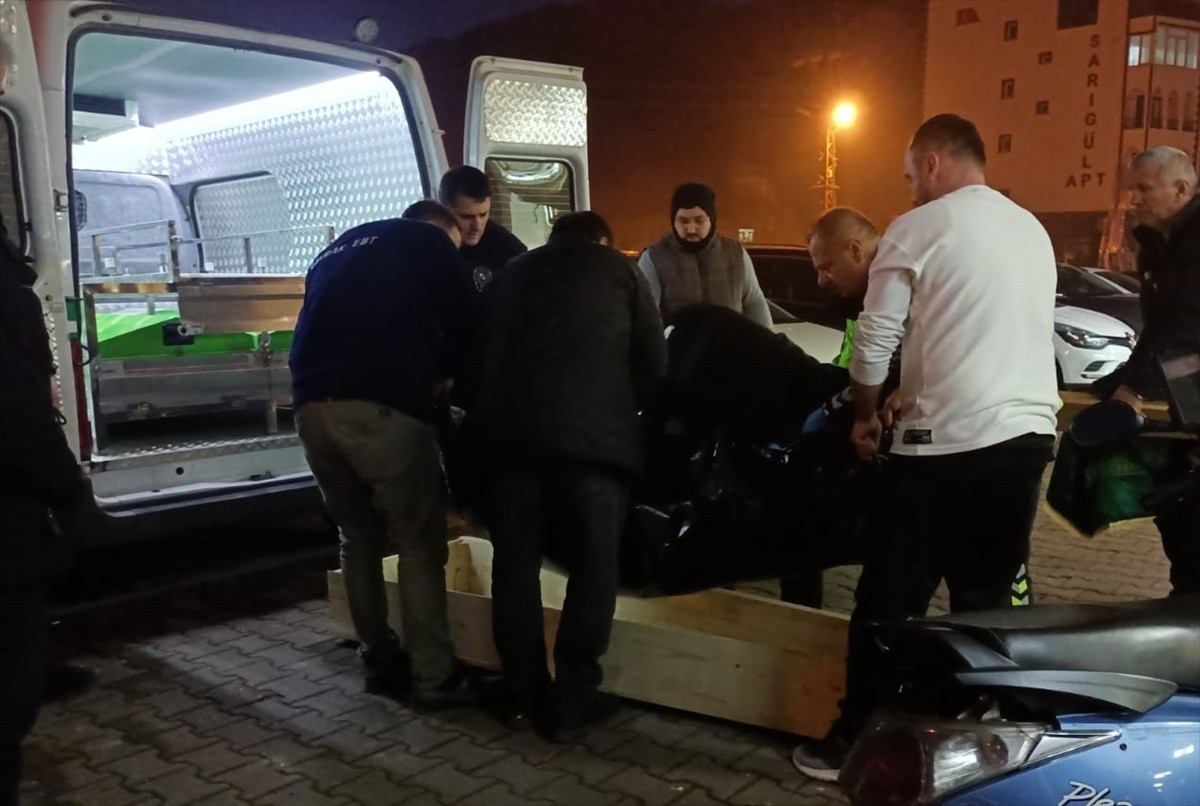 Sinop'un Erfelek ilçesinde apartmanın üçüncü katındaki balkondan ikinci kattaki balkona düşen kişi...