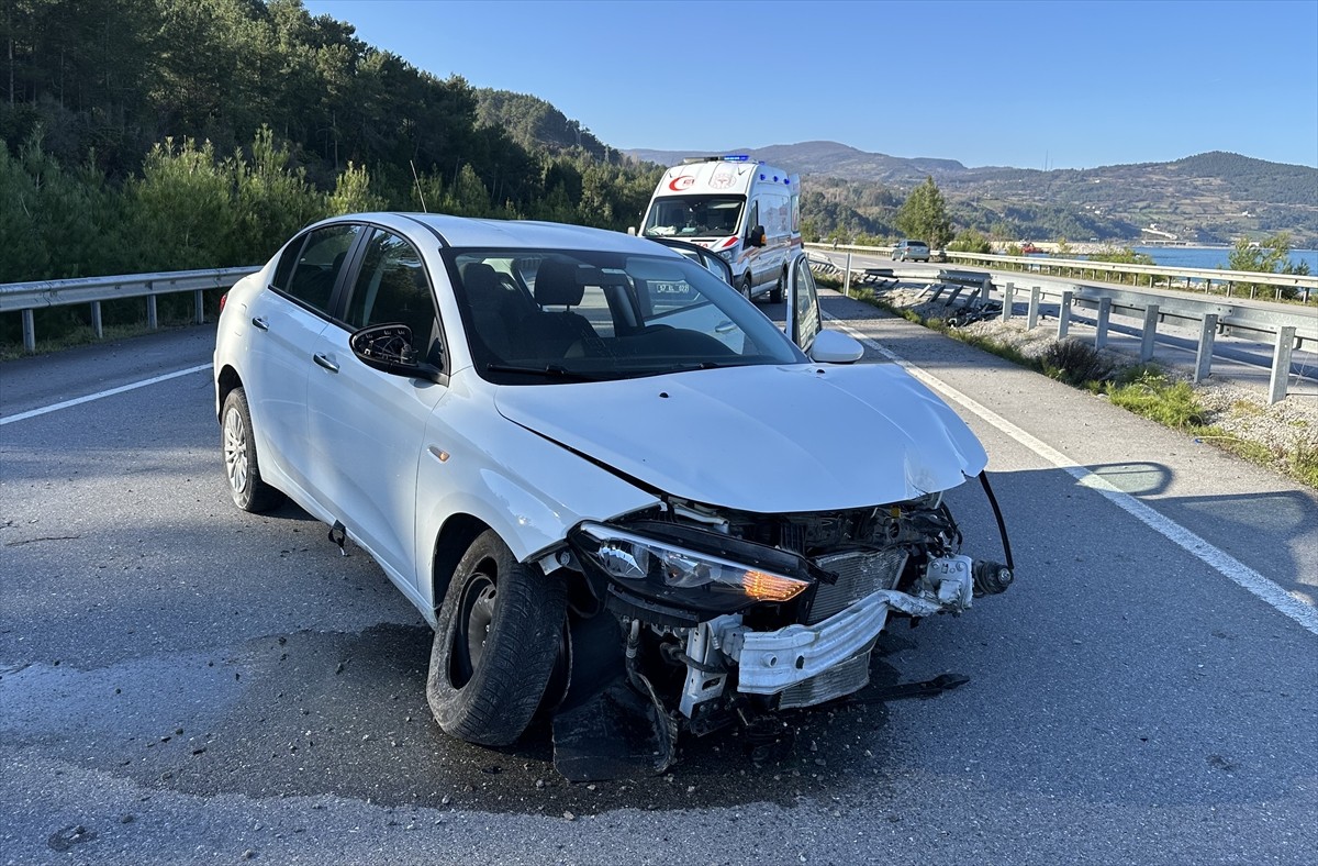 Sinop'un Gerze ilçesinde bariyere çarpan otomobildeki 5 kişi yaralandı. 