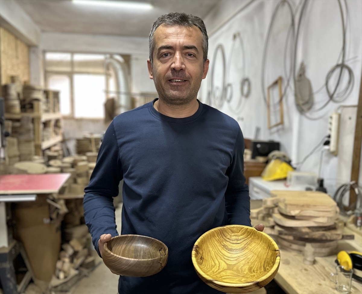 Sinop'un Gerze ilçesinde öğretmenlik yapan 43 yaşındaki Cihat Tayhan, boş zamanlarını ahşaptan...