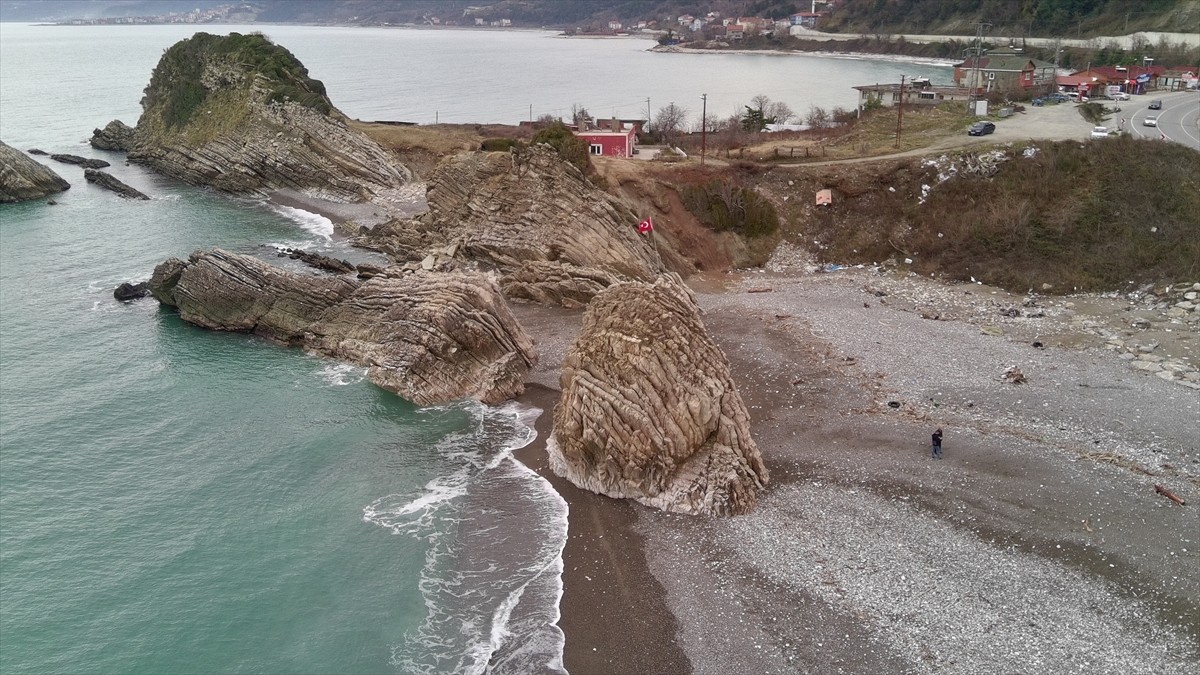 Sinop'un Türkeli ilçesindeki Güllüsu Kayalıkları'nın çevresinde, sahilde sert esen poyraz ve...