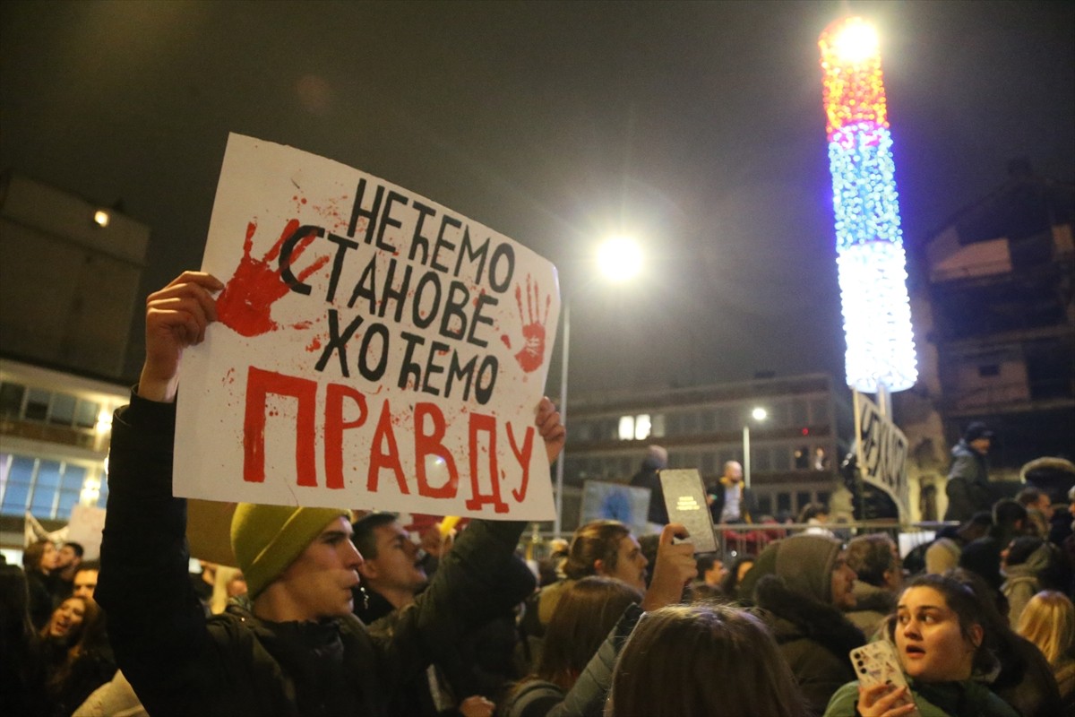 Sırbistan'ın kuzeyindeki Novi Sad kentinde bulunan tren istasyonunda 1 Kasım'da beton sundurmanın...