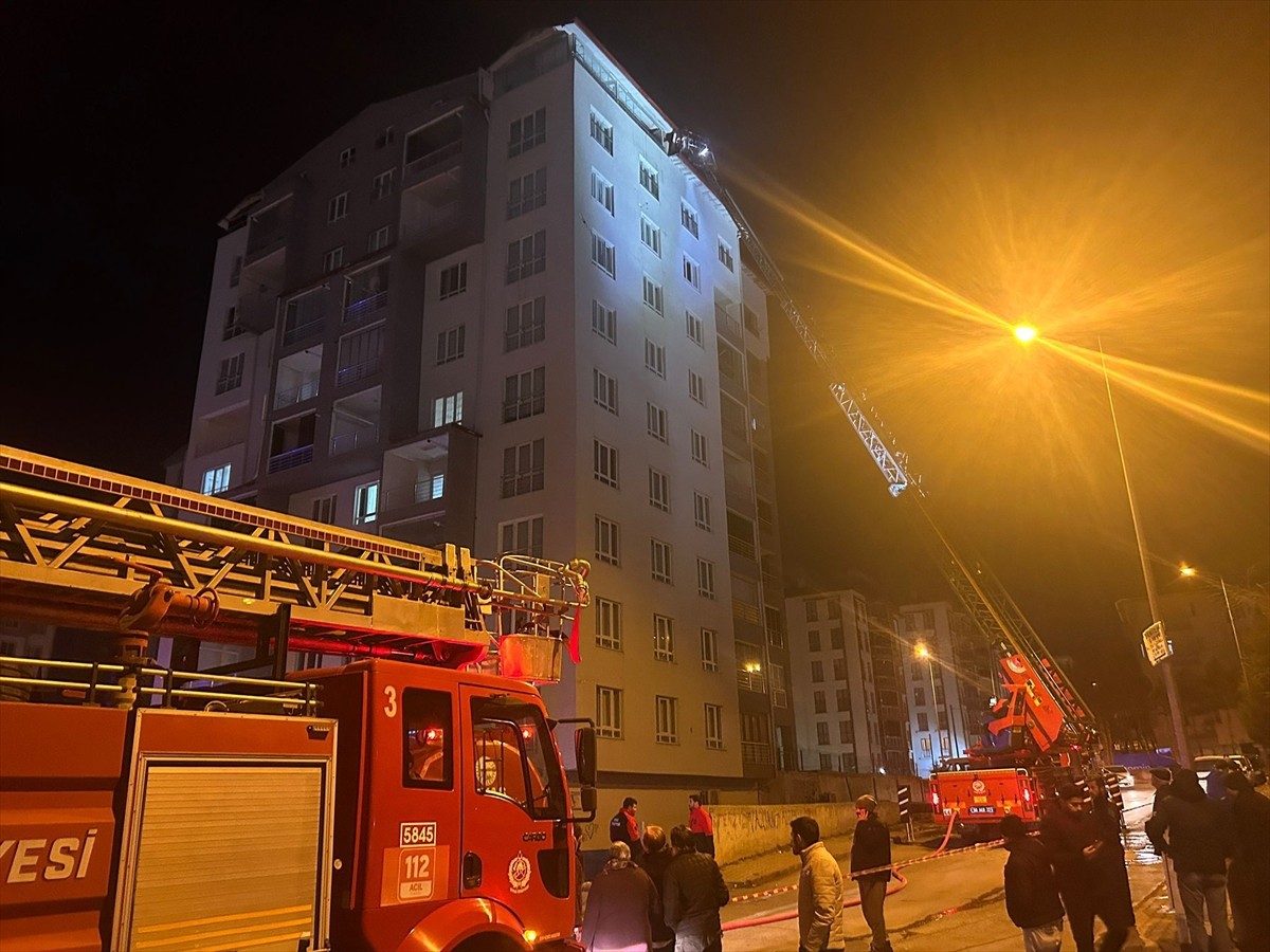 Sivas'ta apartman dairesinde çıkan yangın hasara yol açtı.