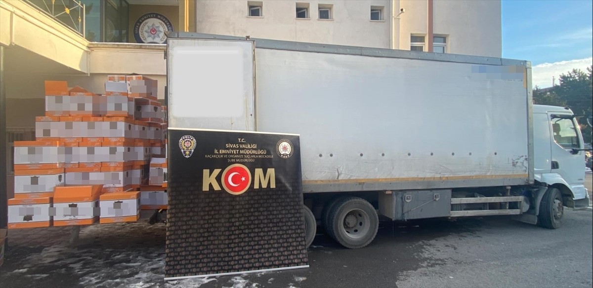 Sivas'ta düzenlenen operasyonda 5 milyon 940 bin boş makaron (filtreli sigara kağıdı) ele...