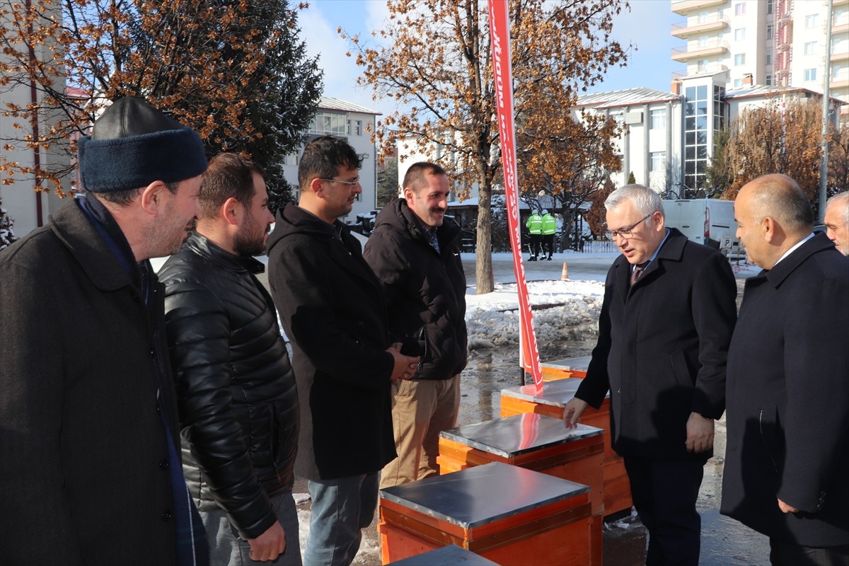Sivas'ta "Arıcılığı Geliştirme Projesi" kapsamında 39 arıcıya yüzde 75 hibeyle polen tuzaklı 780...