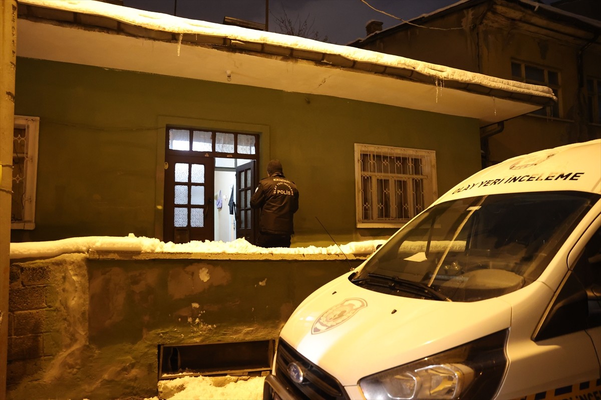 Sivas'ta sobadan sızan karbonmonoksitten zehirlenen kişi öldü, kız kardeşi hastaneye kaldırıldı....