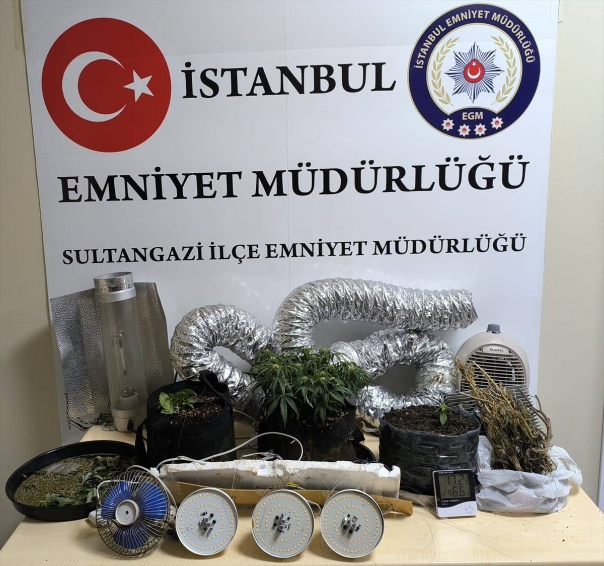 Sultangazi'de uyuşturucu ve uyarıcı madde operasyonunda 1 şüpheli yakalandı.Şüphelinin adresinde...