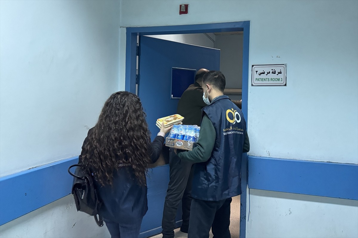 Suriye'de Baas rejiminin devrilmesinin ardından, başkent Şam'da bir araya gelen gönüllü gençler...