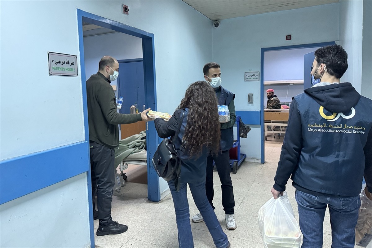 Suriye'de Baas rejiminin devrilmesinin ardından, başkent Şam'da bir araya gelen gönüllü gençler...