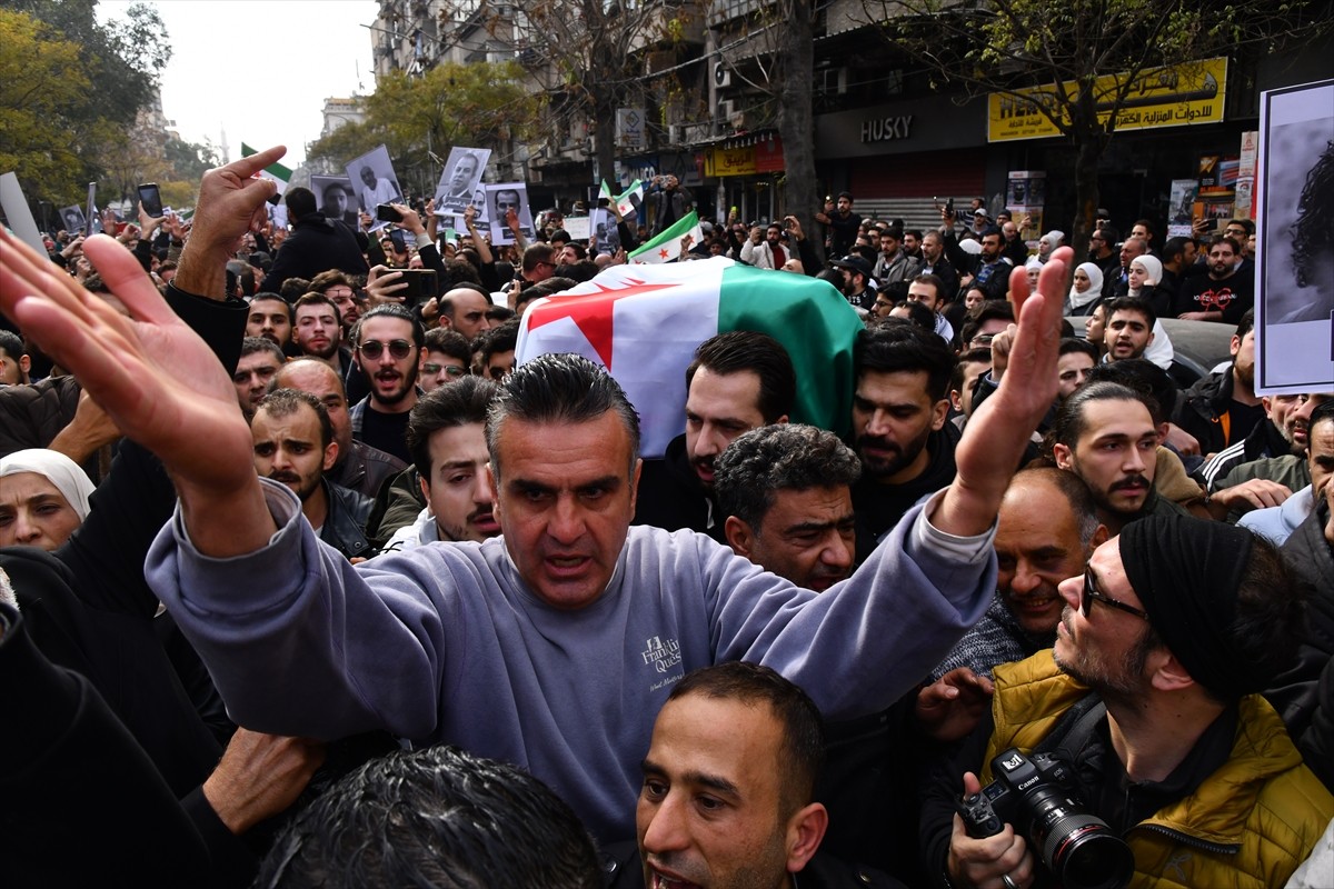 Suriye'de Baas rejiminin devrilmesinin ardından cesedi, üzerindeki işkence izleriyle bulunan...