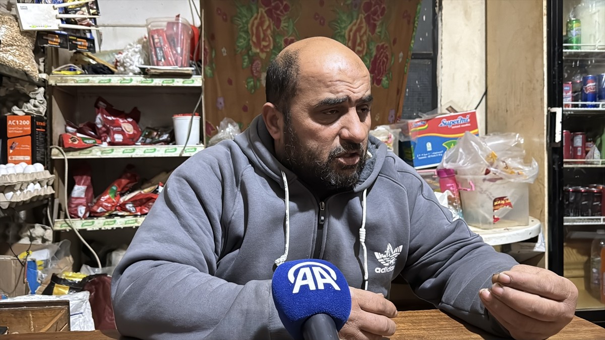 Suriye'de rejim karşıtı silahlı grupların, Hama kentindeki hapishanelerin kapısını açmasıyla...