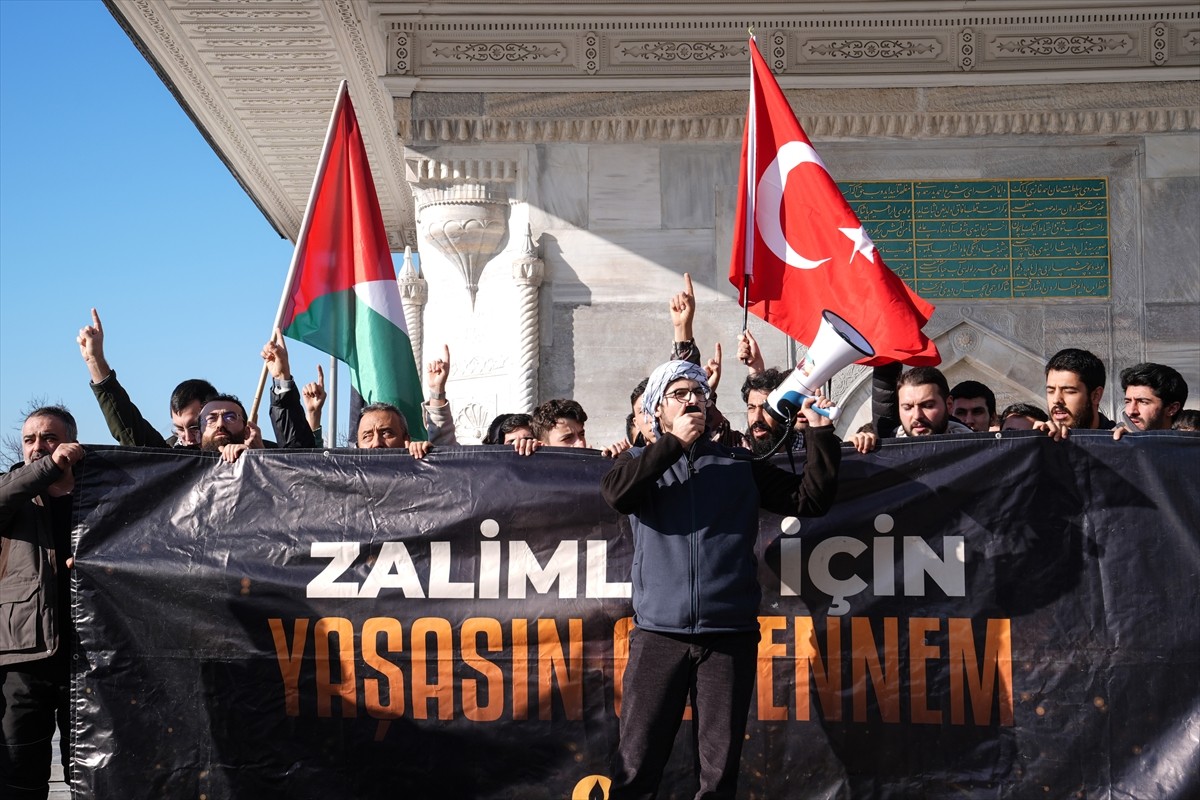 Suriye'deki 61 yıllık Baas rejiminin devrilmesinin ardından Ümraniye, Esenyurt ve Üsküdar'da bir...