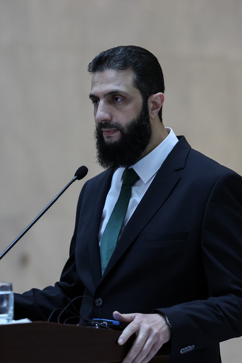 Suriye'deki yeni yönetimin lideri Ahmed eş-Şera, Dışişleri Bakanı Hakan Fidan ile Suriye'nin...