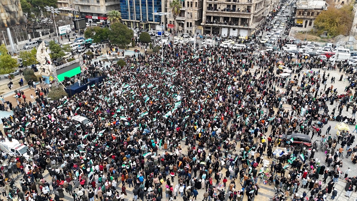 Suriye'nin Halep kentinde binlerce kişi, Londra merkezli insani yardım kuruluşu Syria Relief...