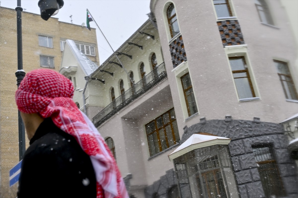 Suriye'nin Moskova Büyükelçiliğinde, çöken Baas rejimine ait bayrağın yerine "Suriye devrimi...