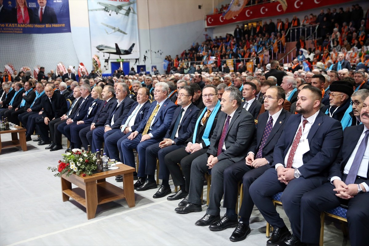 Tarım ve Orman Bakanı İbrahim Yumaklı (sol 3), Atatürk Spor Salonu'nda düzenlenen AK Parti...