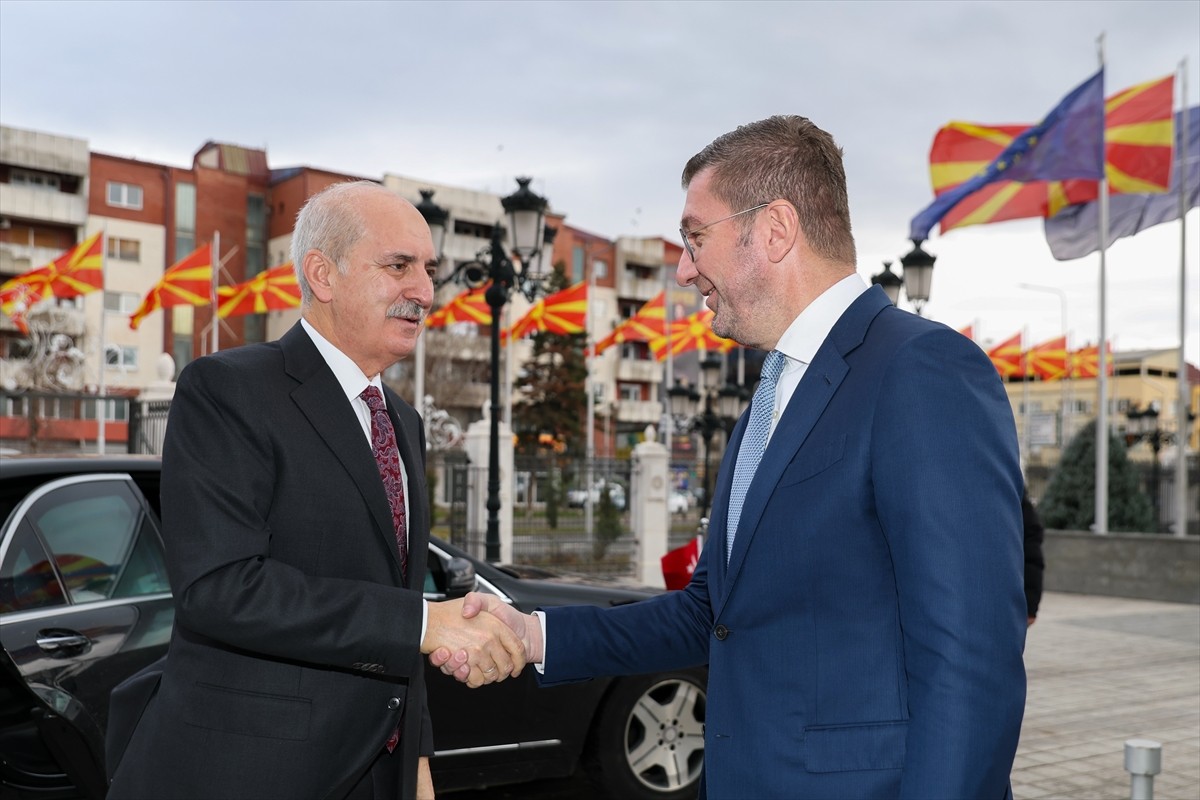TBMM Başkanı Numan Kurtulmuş (solda), Üsküp'te, Kuzey Makedonya Başbakanı Hristijan Mickoski...