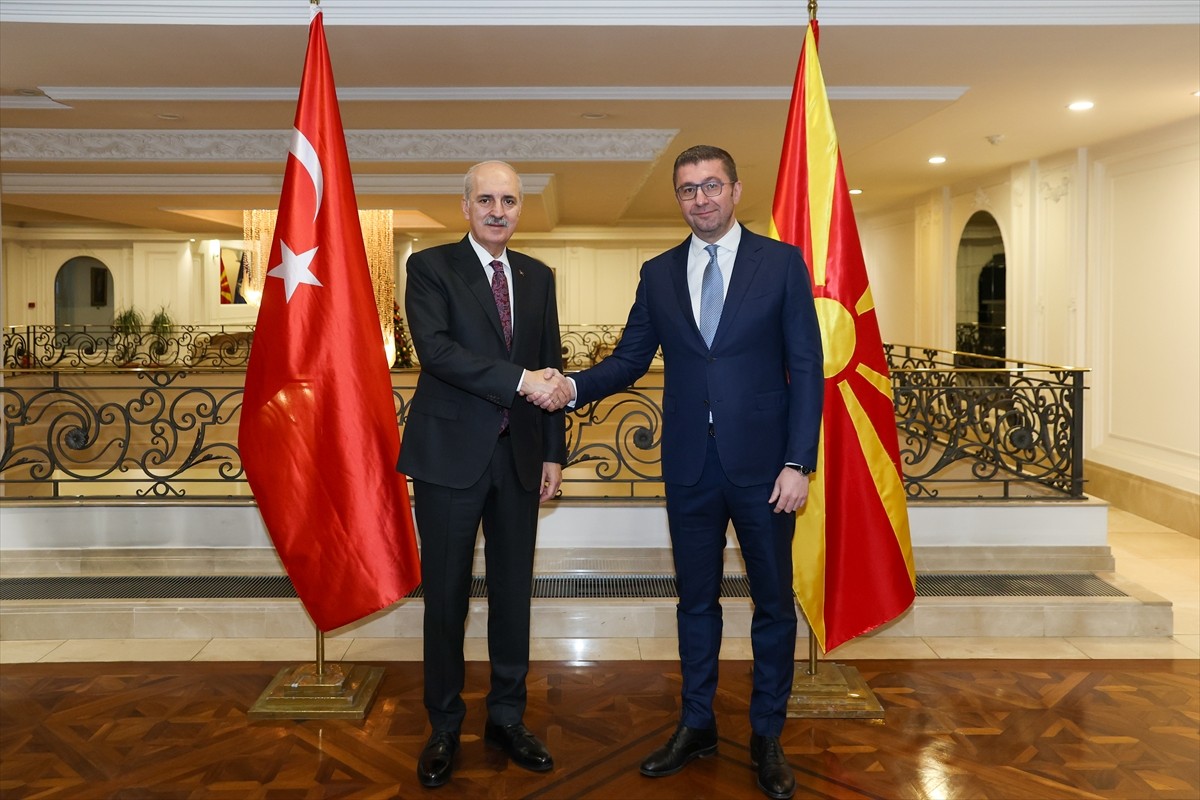 TBMM Başkanı Numan Kurtulmuş (solda), Üsküp'te, Kuzey Makedonya Başbakanı Hristijan Mickoski...
