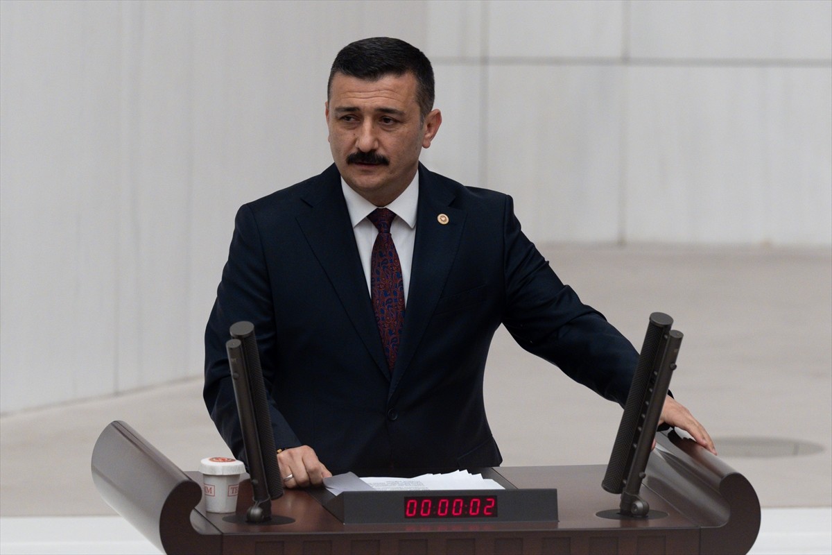 TBMM Genel Kurulu, TBMM Başkanvekili Bekir Bozdağ (ortada) başkanlığında toplandı.