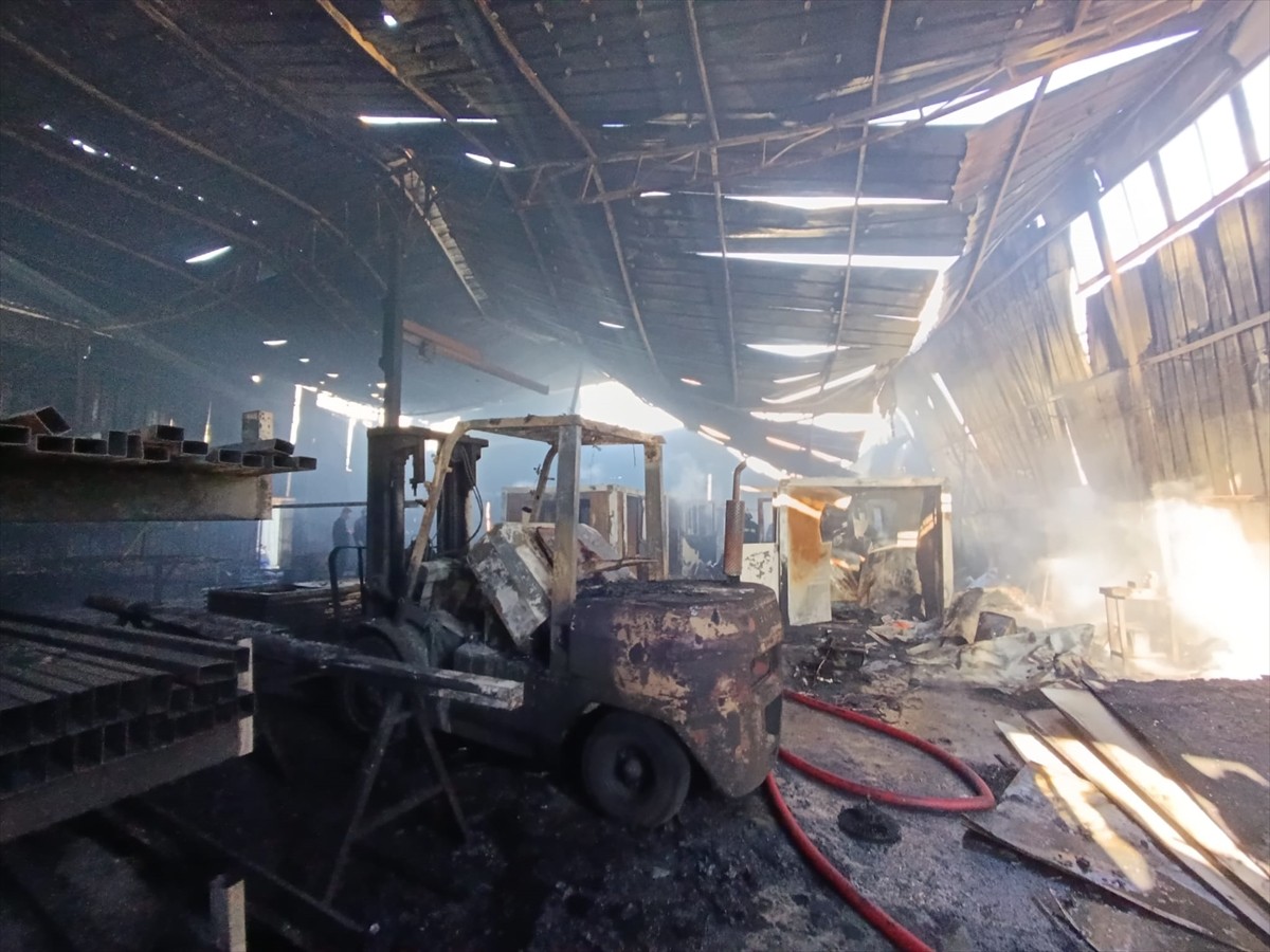 Tekirdağ'ın Çerkezköy ilçesinde konteyner imalathanesinde çıkan yangın söndürüldü. Çevredekilerin...