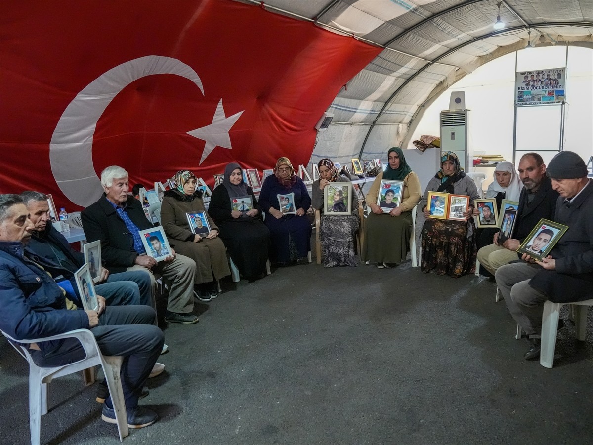 Terör örgütü PKK tarafından dağa kaçırılan çocuklarına kavuşmak isteyen Diyarbakır anneleri, 3...