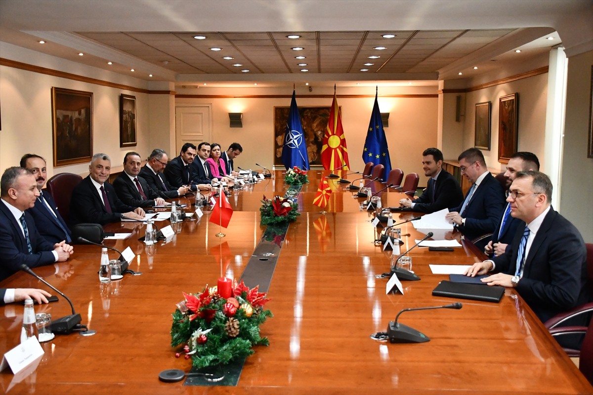 Ticaret Bakanı Ömer Bolat (solda), Kuzey Makedonya Başbakanı Hristijan Mickoski tarafından...