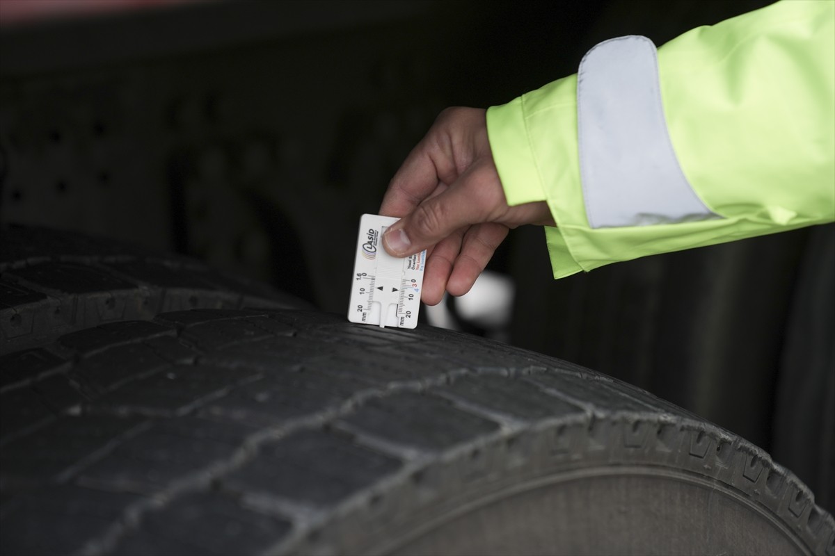 Ticari araçlarda kış lastiği zorunluluğunun başlaması üzerine İstanbul'da jandarma ekipleri...