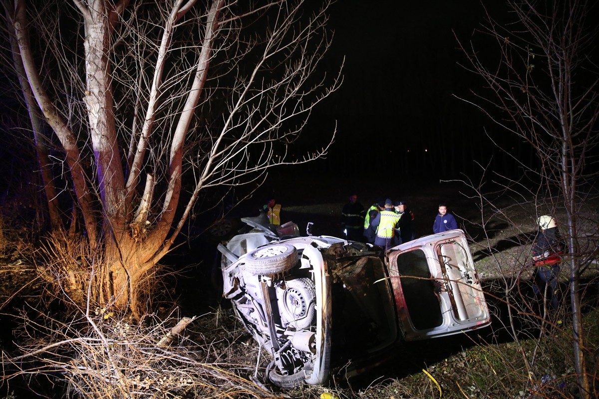 Tokat'ın Turhal ilçesinde hafif ticari aracın devrilmesi sonucu 3 kişi öldü.