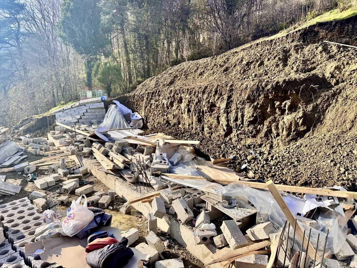 Trabzon'un Akçaabat ilçesinde üzerine duvar yıkılan işçi hayatını kaybetti.