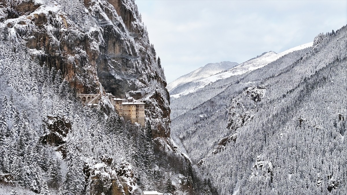 Trabzon'un Maçka ilçesindeki tarihi Sümela Manastırı'nda kar yağışının ardından güzel görüntüler...