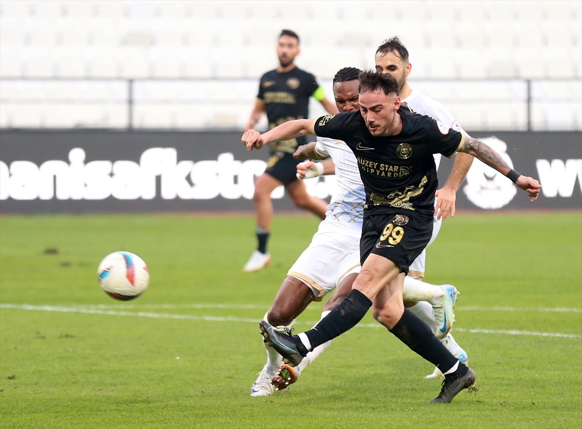 Trendyol 1. Lig’in 15. haftasında Manisa FK ile Ahlatcı Çorum FK, Manisa 19 Mayıs Stadı’nda...